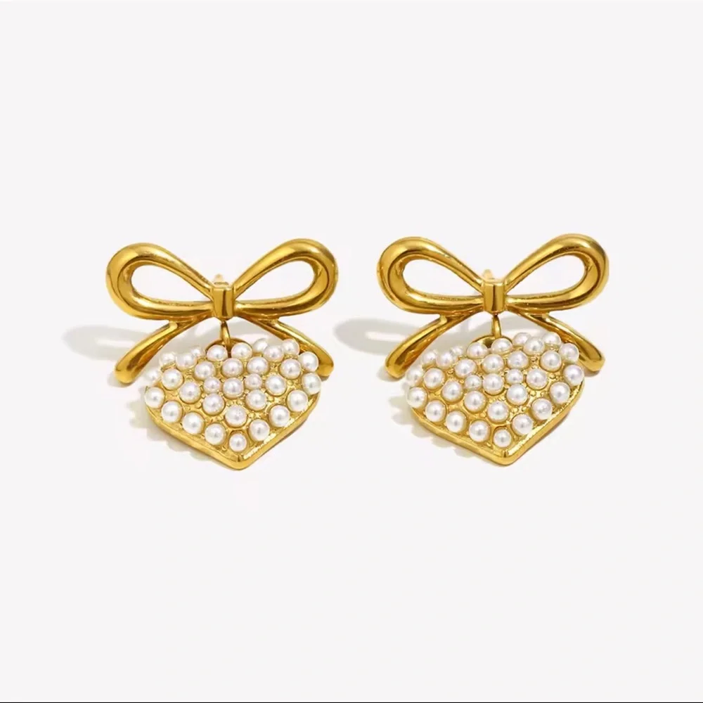 Pearl Love Pendant with Bow Knot Earrings
18K Gold Plated Stainless Steel - Picture 4 of 12
